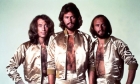 Bee Gees y “Saturday Night Fever”: el sonido que iluminó una generación y cambió la música para siempre